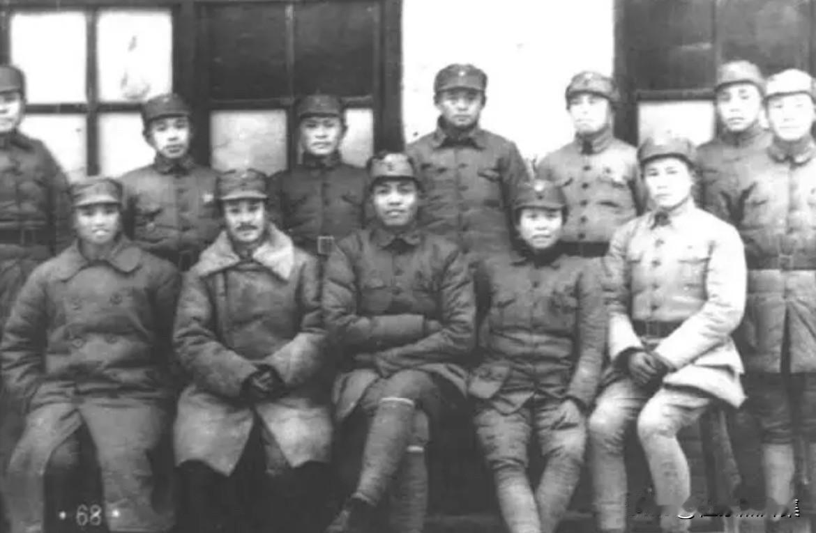 1938年，120师部分干部合影，前排左起:肖克、关向应、张宗逊(358旅旅长)