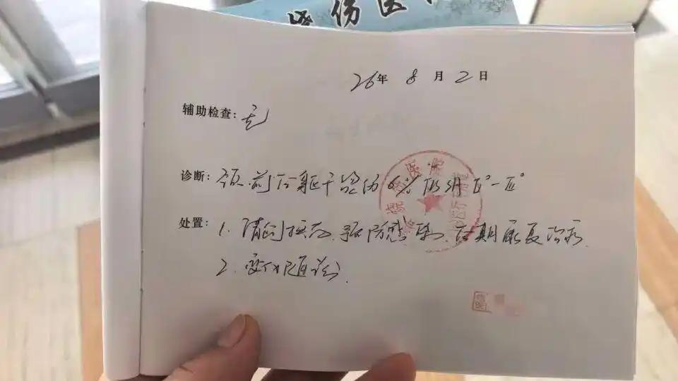 “冤不冤？”8月28日报道，吉林长春，一6岁男孩和父母去餐厅吃饭，当服务员端着滚