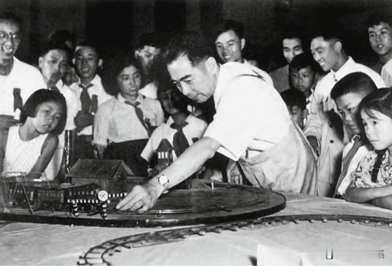 1955年8月17日，周恩来总理参观全国少年儿童科学技术和工艺作品展览会，仔细观
