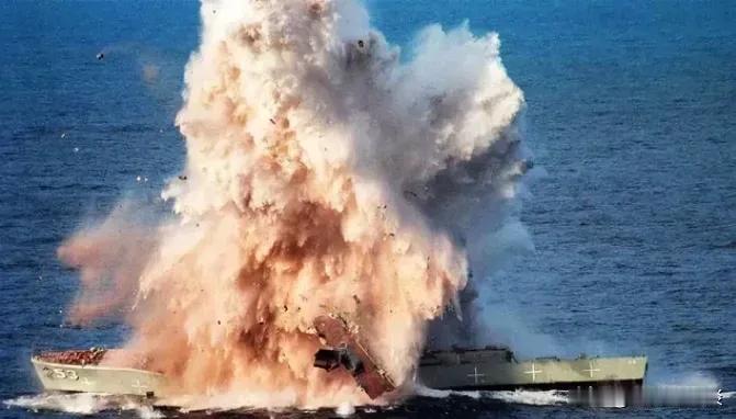 特朗普开炮了！不是口头威慑，而是在阿曼湾公海上，美军驱逐舰直接开火，击穿一艘从中