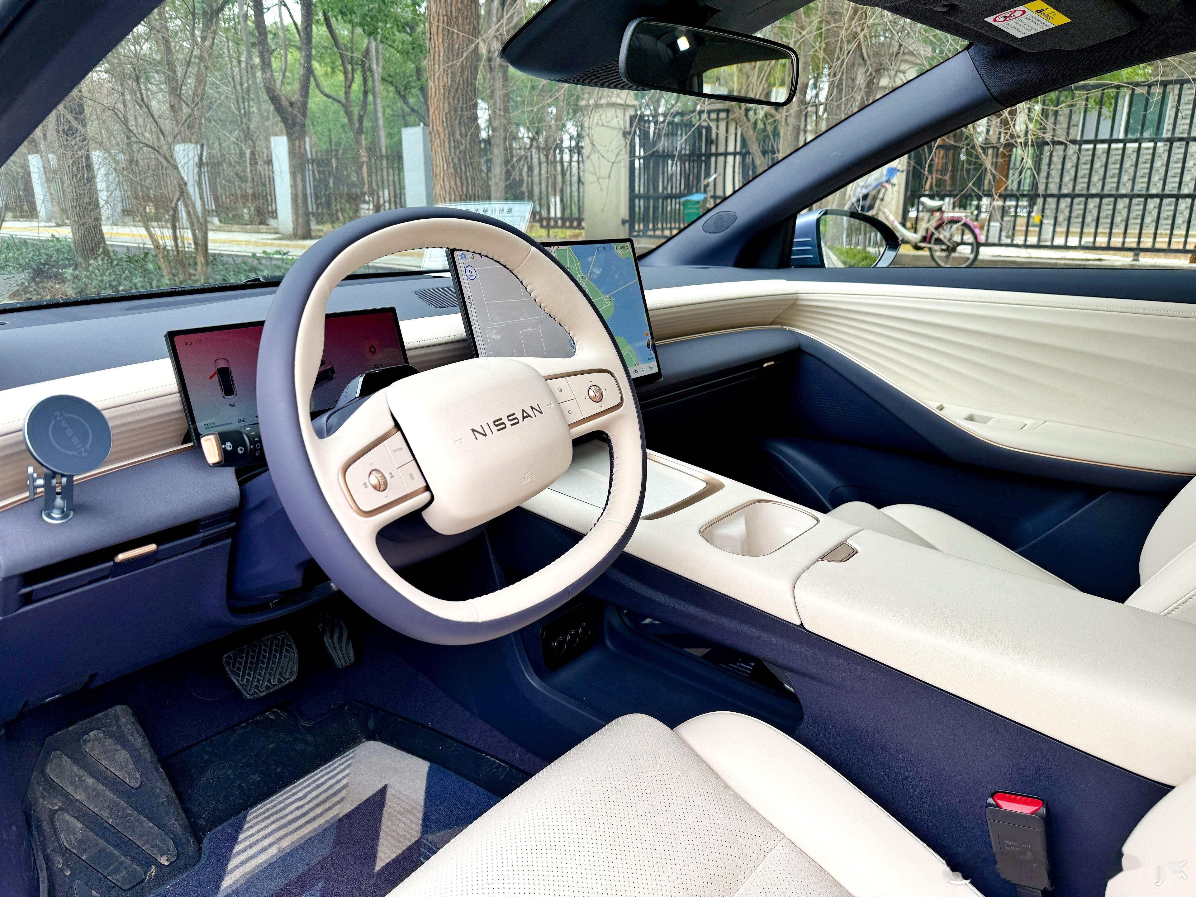 回武汉喽 又来提新车啦日产N6真的是10万出头难得的好看好开又舒服的家用车东风日