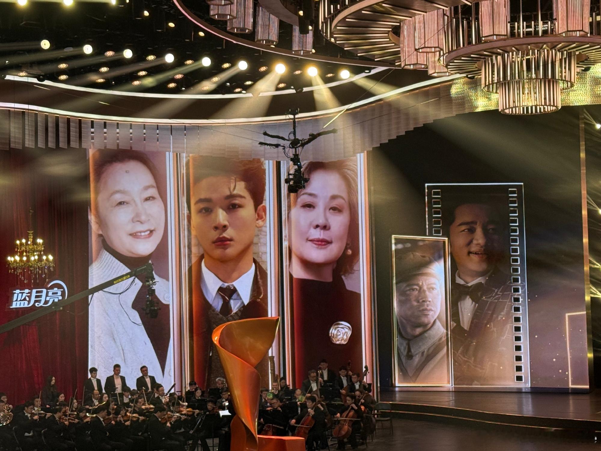 张晚意张晚意林允希林这是什么神仙组合向全世界安利张晚意颜值演技敬业都具备，怎么组