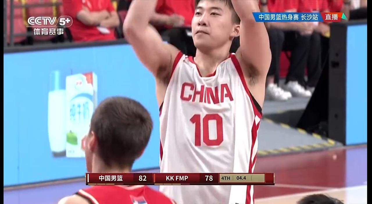 男篮热身赛中，中国队以82：78击败塞尔维亚，王俊杰堪称最大功臣，其他年轻队员也