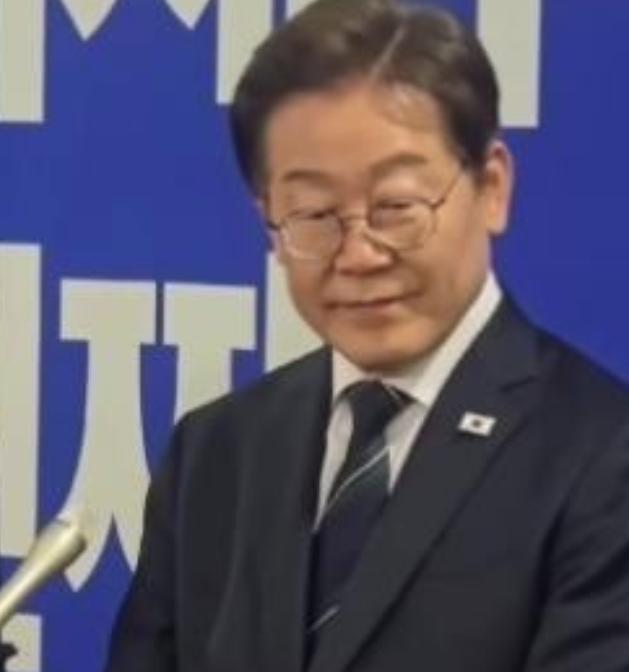 外媒问韩国总统李在明：若中国武统台湾，你会不会出手？李在明笑着回答：那是人家的家