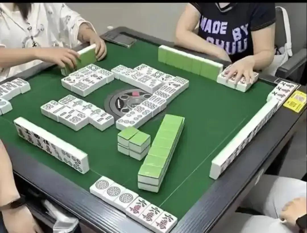 老公在工地日晒雨淋、省吃俭用往家里寄钱，怎么也想不到，老婆嘴上说着在县城陪孩子读