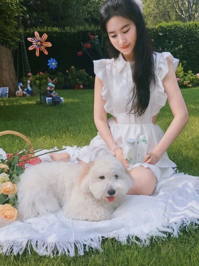 刘亦菲美回16岁了 时光在她身上是倒流的吧！这眼神这气质，白秀珠本珠重现江湖，其