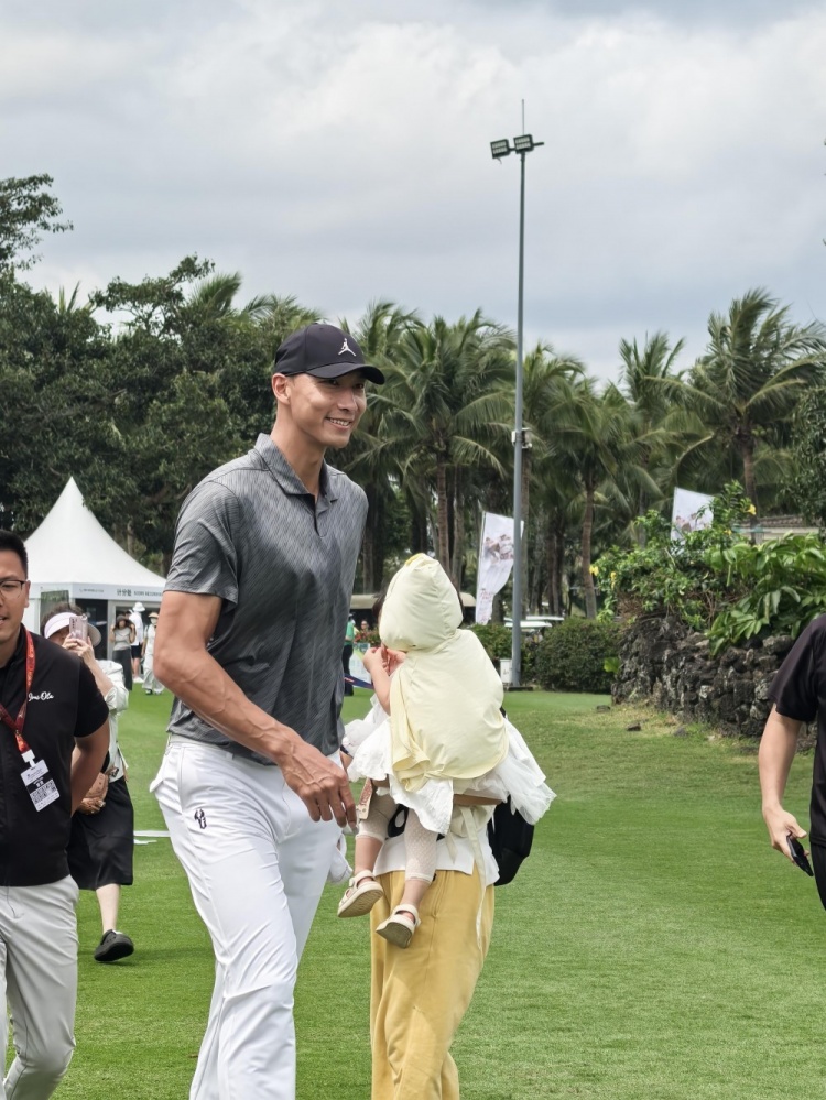 好久不见！易建联现身观澜湖高尔夫比赛 面带笑容心情不错