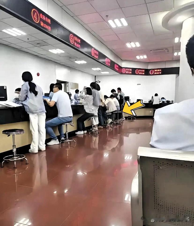 我姑妈在社保局上班，
今天特意叮嘱我：
如果35岁以上没稳定工作的人，
要慎重选