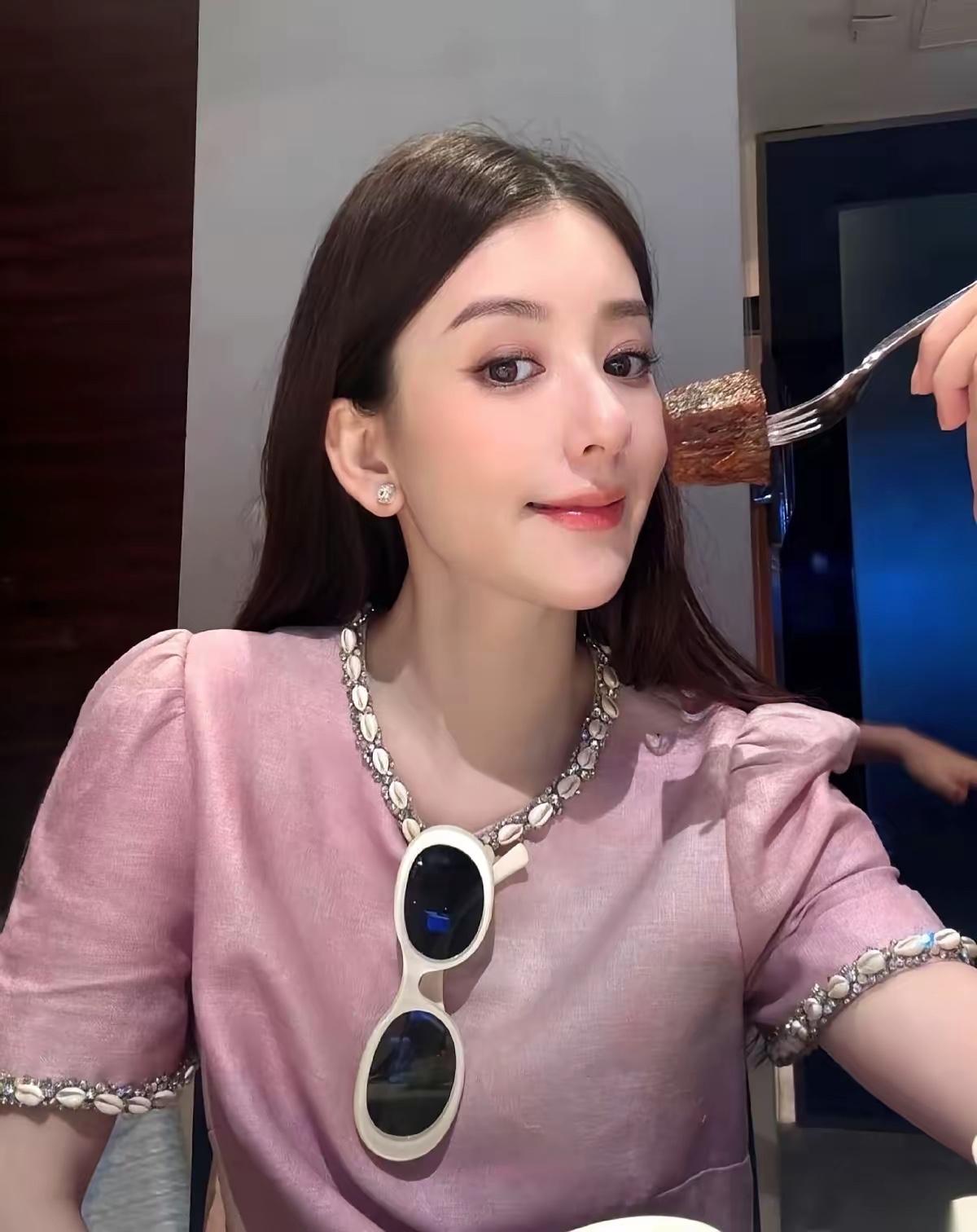宋佳有句话，好像把方媛给说透了。她说，有一种人，在家里什么都听别人的，活得跟个小