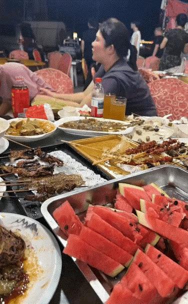 幸福来的太突然，小伙子都被整害羞了