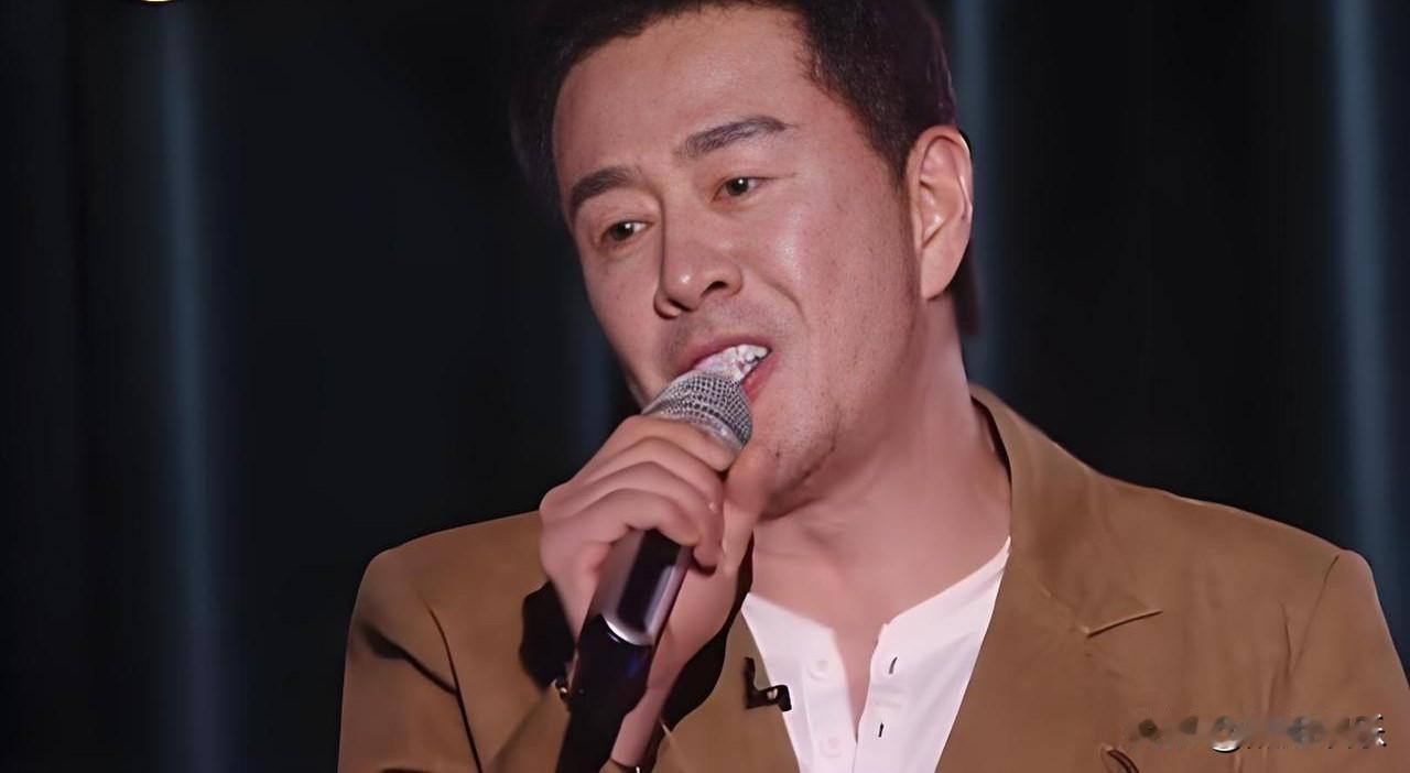 “你们为什么不能留下我多唱几首歌呢？”

53岁的杨坤红着眼眶说出这句话时，声音
