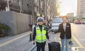 3月31日18时20分许，交管曲航大队一中队辅警孟庆航在乐游东路执勤时，发现一只