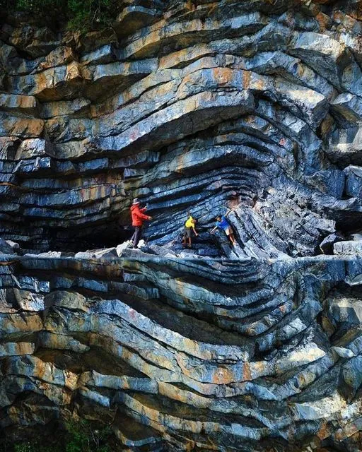 美图欣赏——复杂的沉积岩层