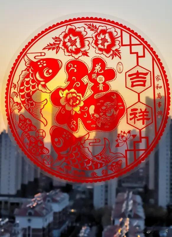 嘿，家人们！看到“开开心心庆团圆”这个上联，我这脑子就开始转起来了。下联嘛，我觉