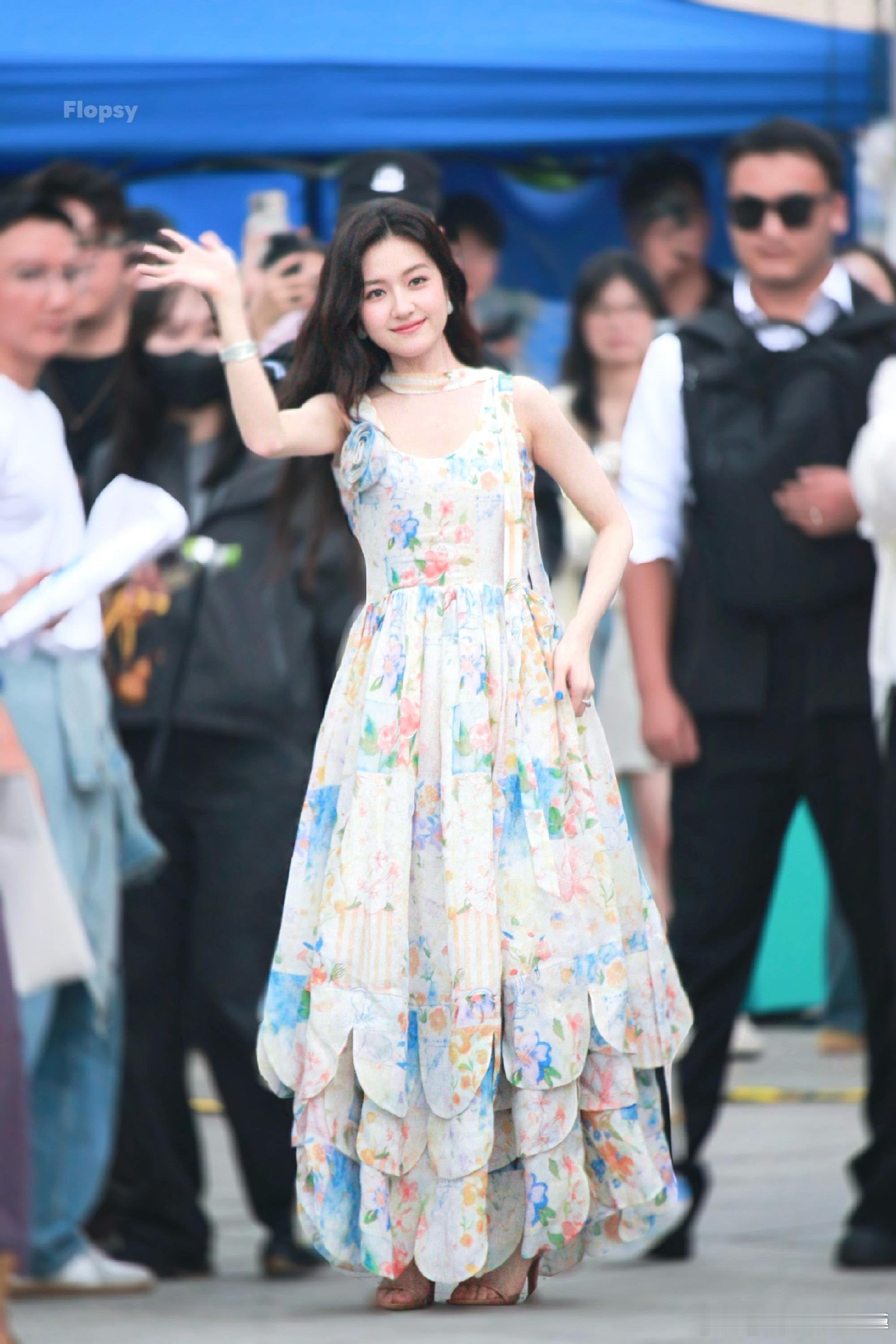 原相机下的李兰迪生图直接惊艳到我🥰原相机里的她清新自然，眉眼温柔笑容甜美，体态