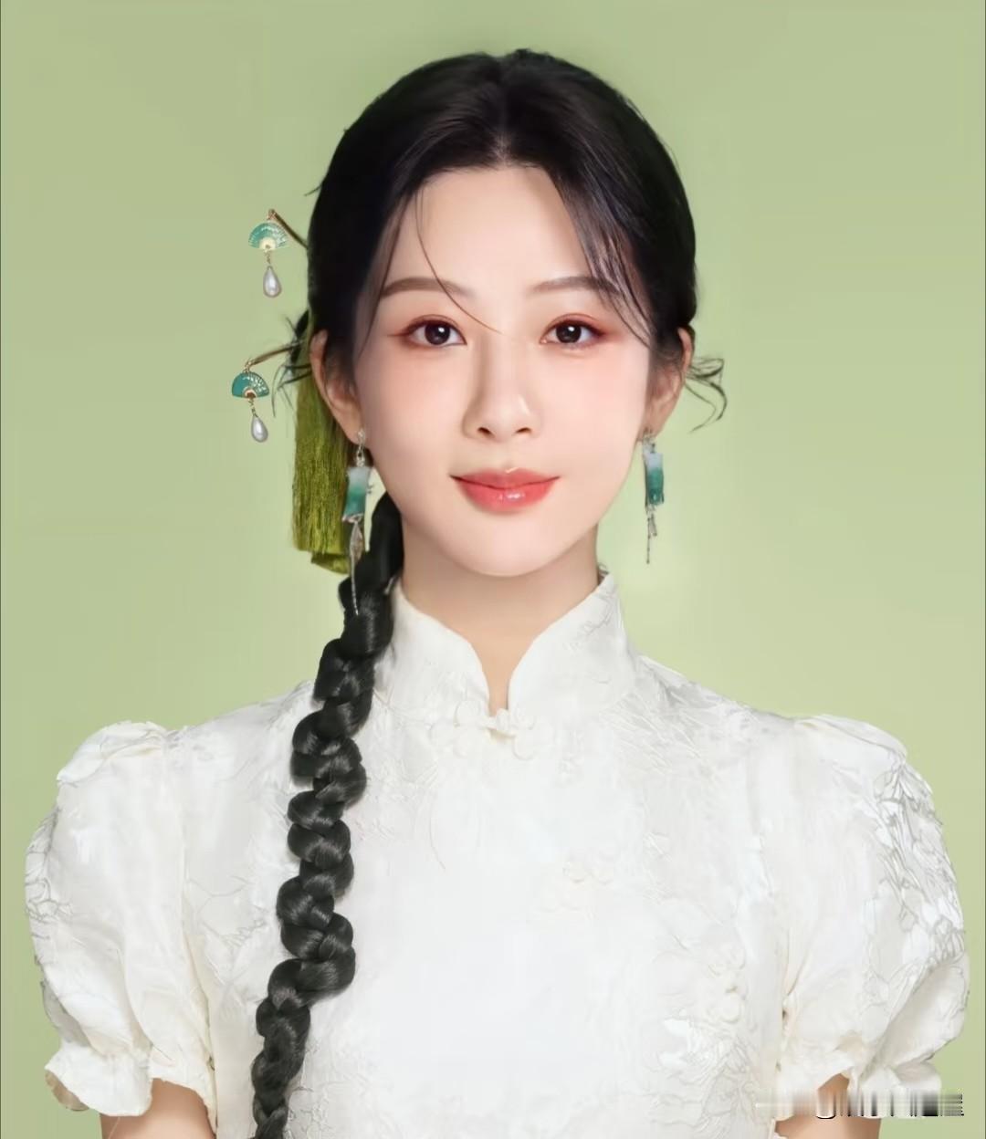 我不羡慕宋佳二封金鸡奖，
也不羡慕易烊千玺拿影帝，
但我非常羡慕羡慕杨紫，
会挑