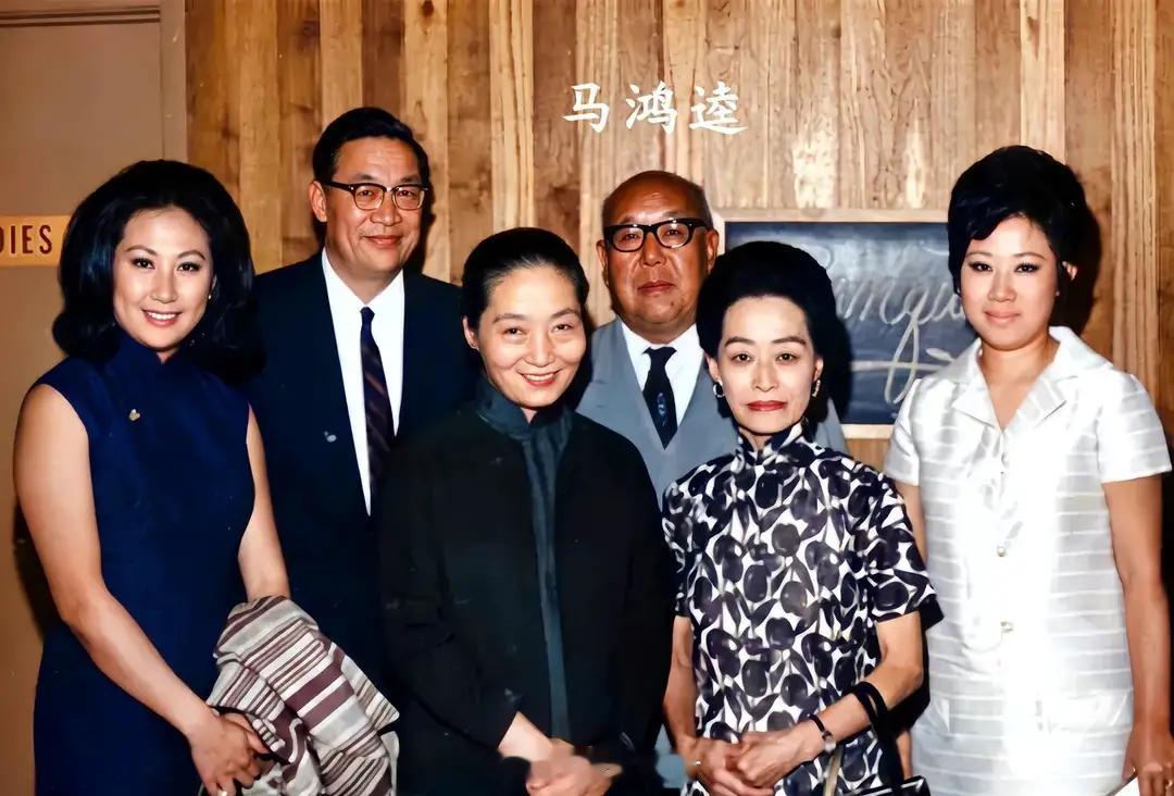 1958年，美国。66岁的马鸿逵与四姨太刘慕侠，六姨太赵兰香在洛杉矶的别墅里。在
