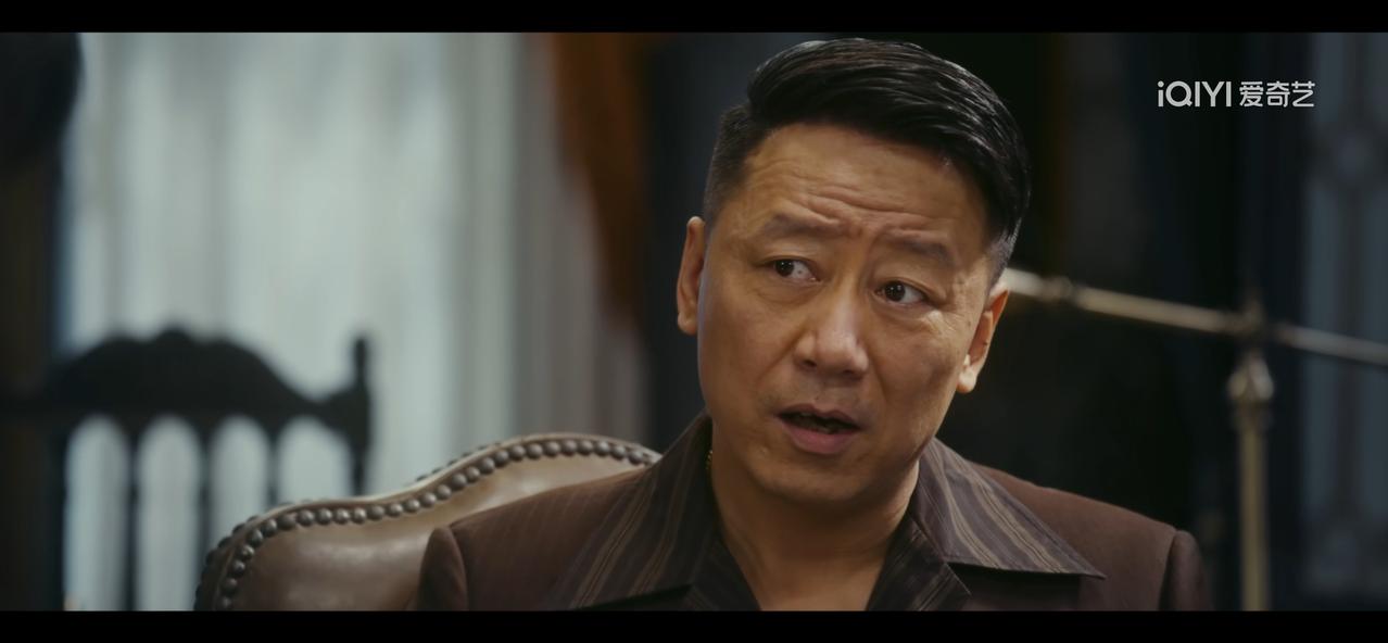 《风与潮》黄公杰给何贤送礼！不是感恩而是算计。

看着一袋子大米，火腿肠，点心，