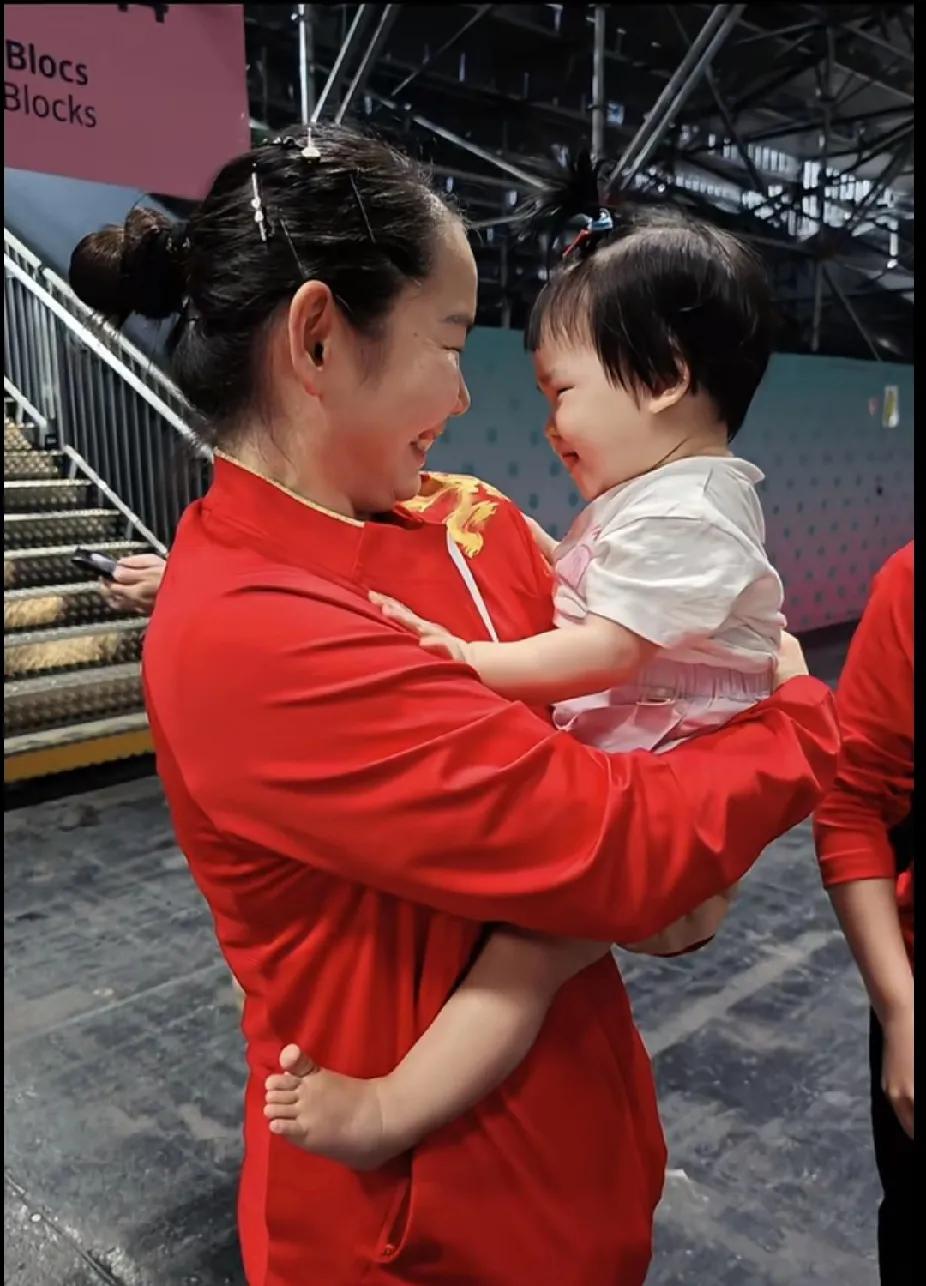 暖心动人的瞬间
 
一张照片，定格一段美好。画面里，何卓佳一袭红衣，笑容灿烂，怀