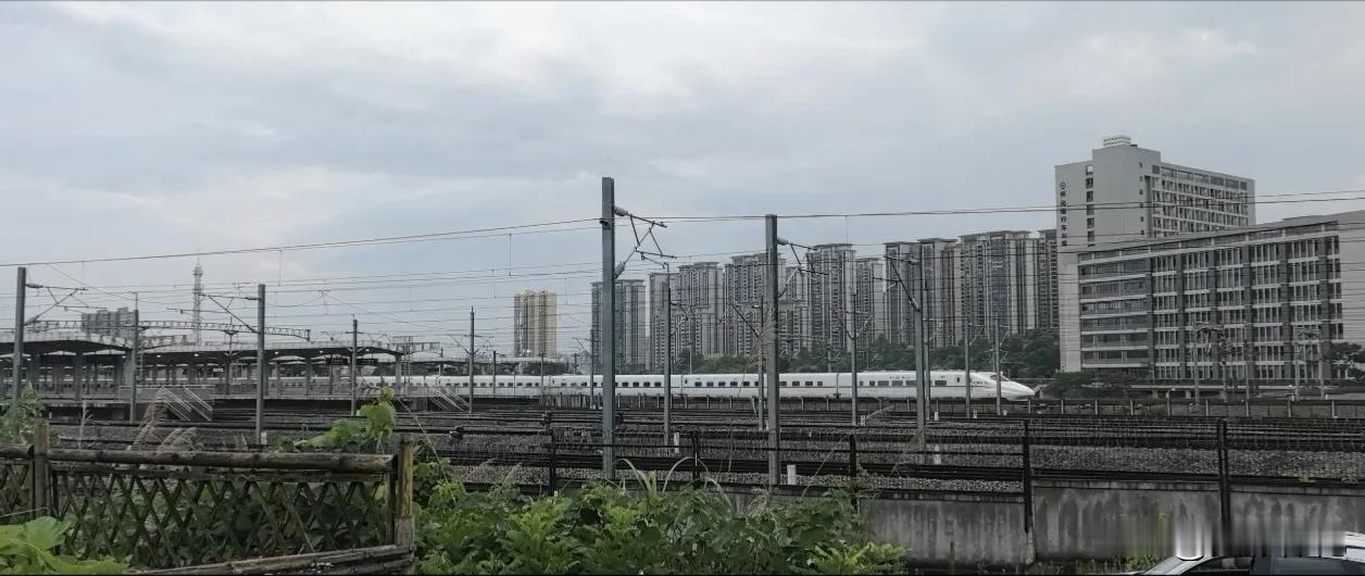 怀化南站第一趟动车D939，北京西开往昆明南，早上5：56到达怀化南站，沿途只停
