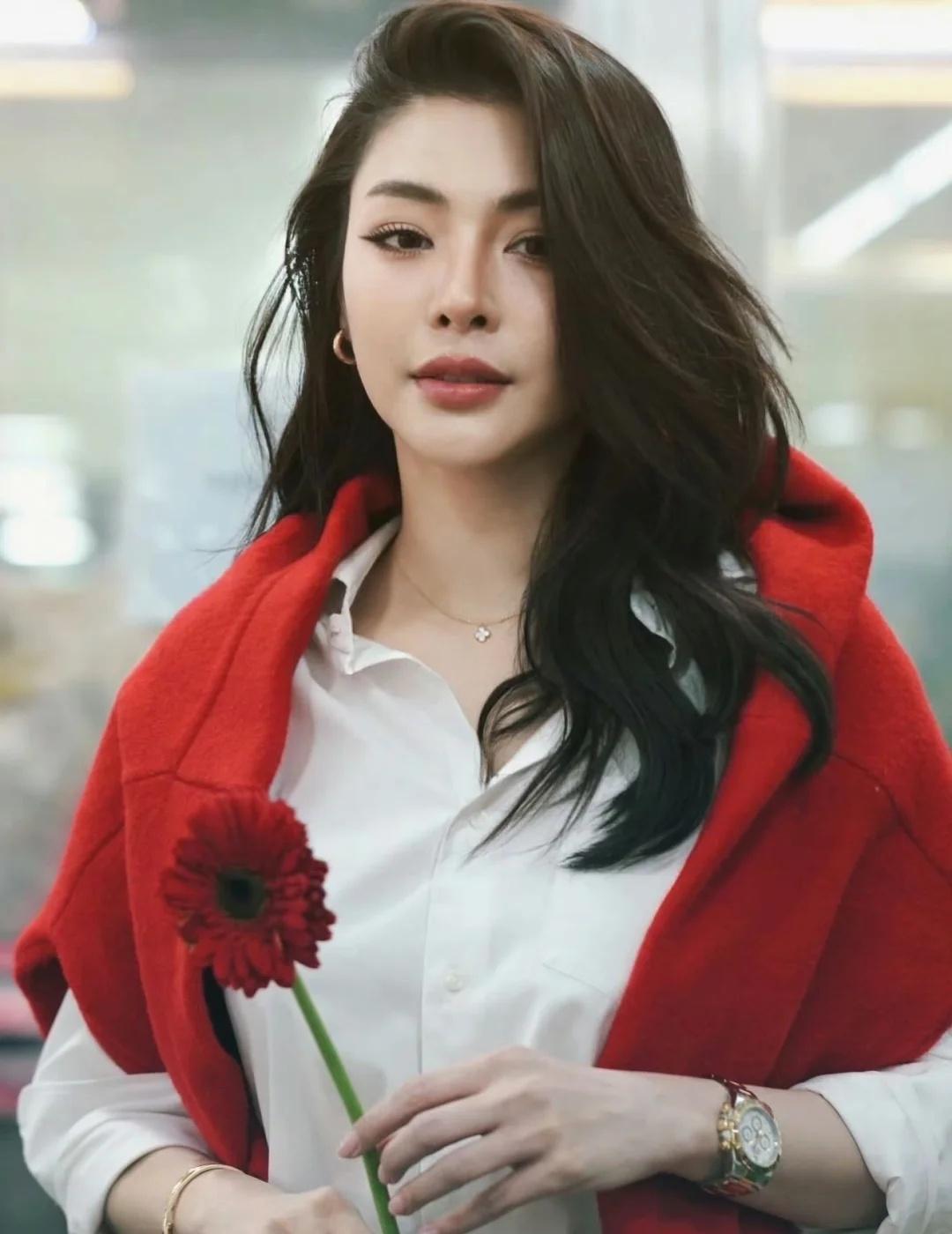 Happy Valentine’s Day！
Faye Peraya Malis