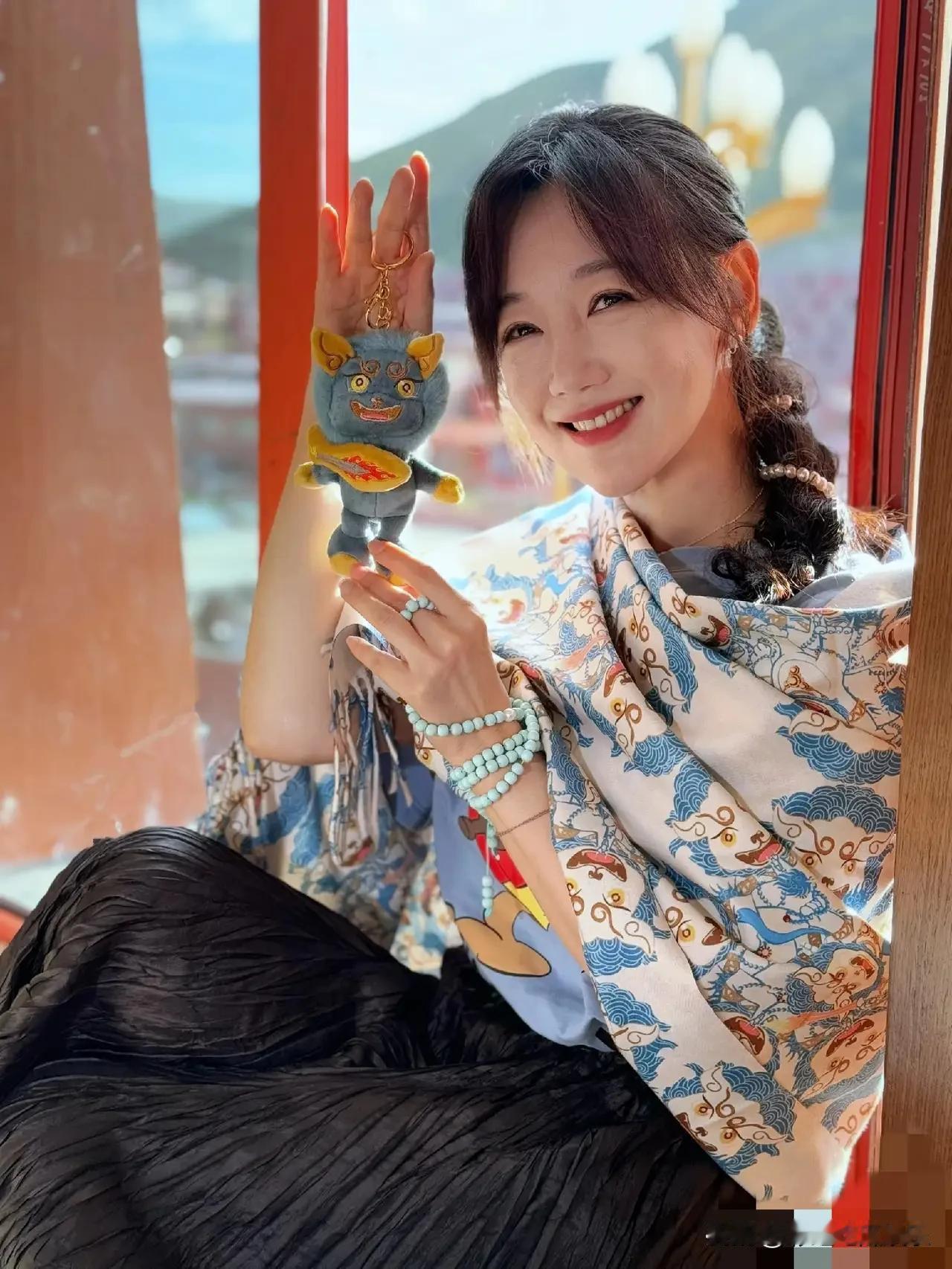 薛佳凝2013年起就开始攒金，那时金价才三百多，她就开始入手了2公斤。

还有个