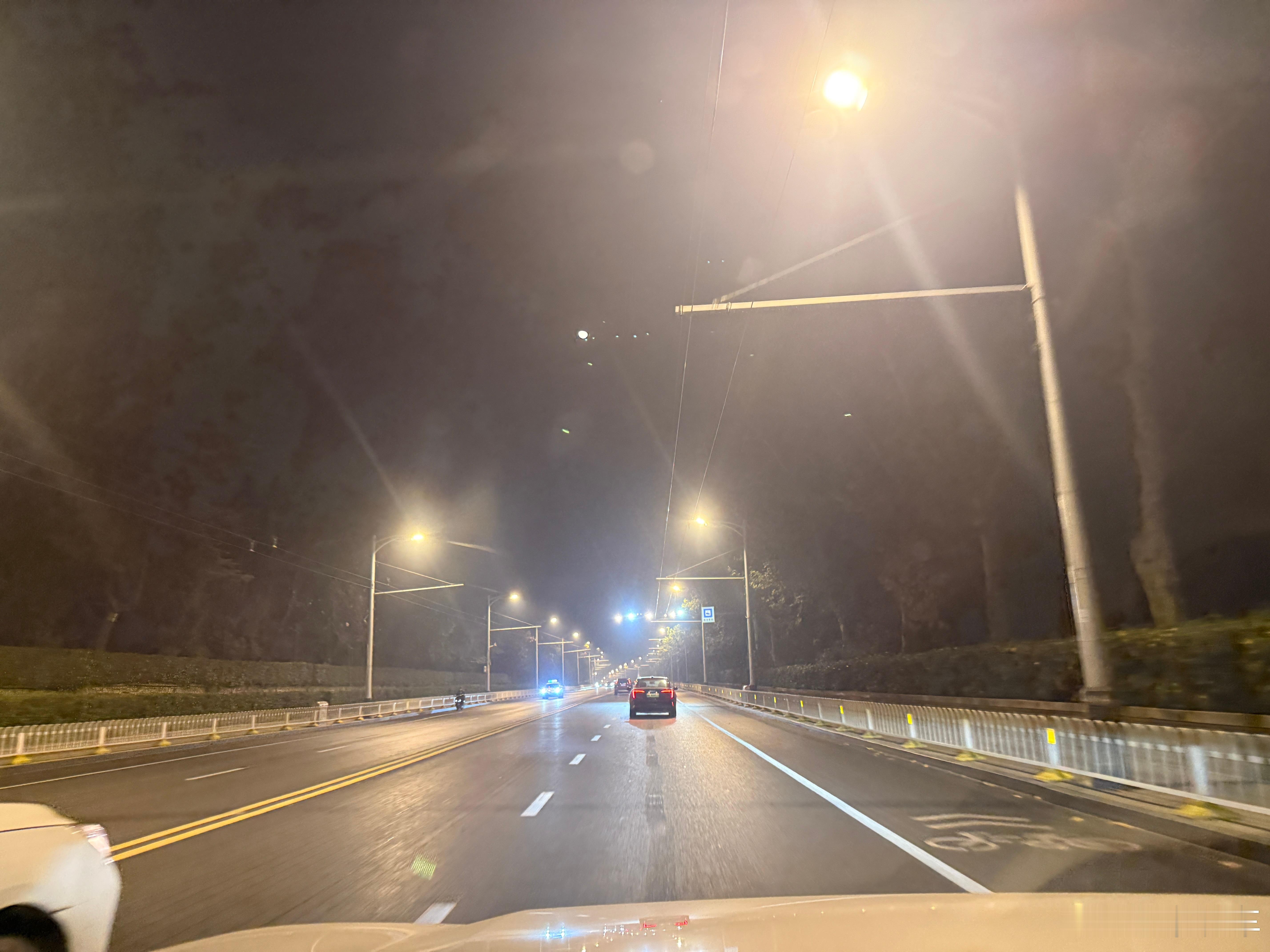 冬夜十一点多的长江大桥，冷风往车窗缝里钻。桥面没几辆车，路灯一路往前铺，黄鹤楼也