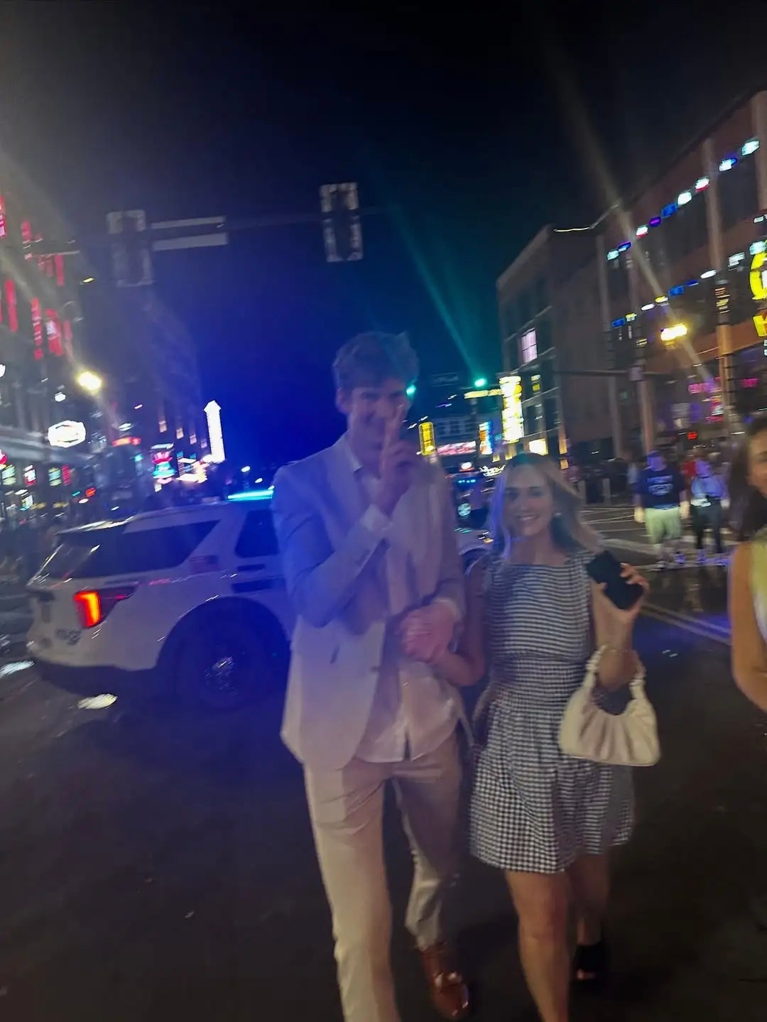 卡尔森妻子晒出两人照片。雷霆vs猛龙雷霆战胜骑士雷霆