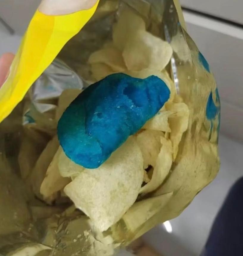 乐事 蓝色薯片这也也太吓人了好好一包薯片，突然冒出一块蓝色的东西有网友猜说这个蓝