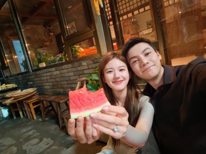 赵露思 陈伟霆《许我耀眼》在热播期内云合的集均达到4000。今晚超点大结局啦都来