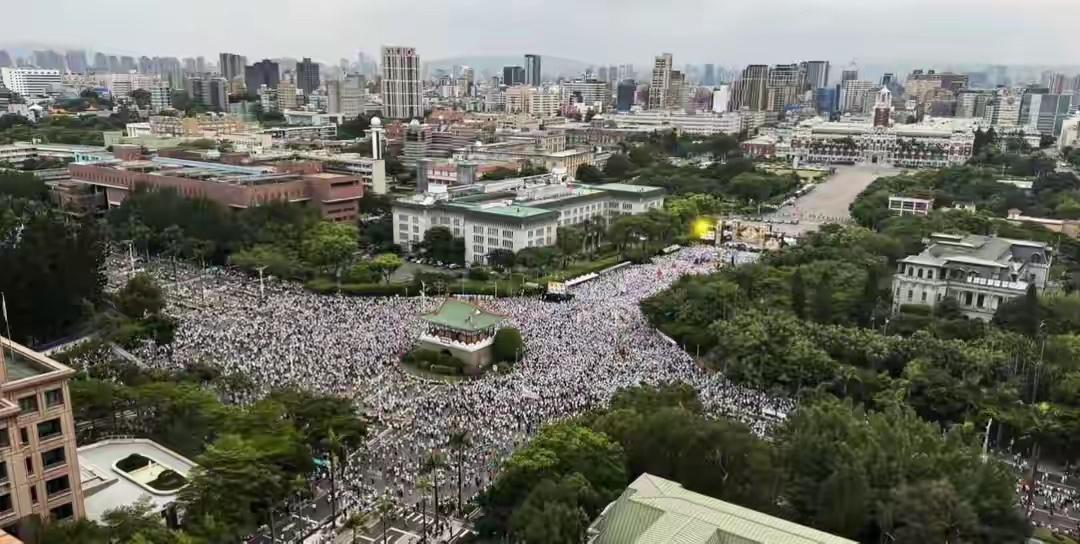 台湾民众上街了
台湾近期发生的食用油指标超标事件，核心是台湾厂商生产的大豆沙拉油