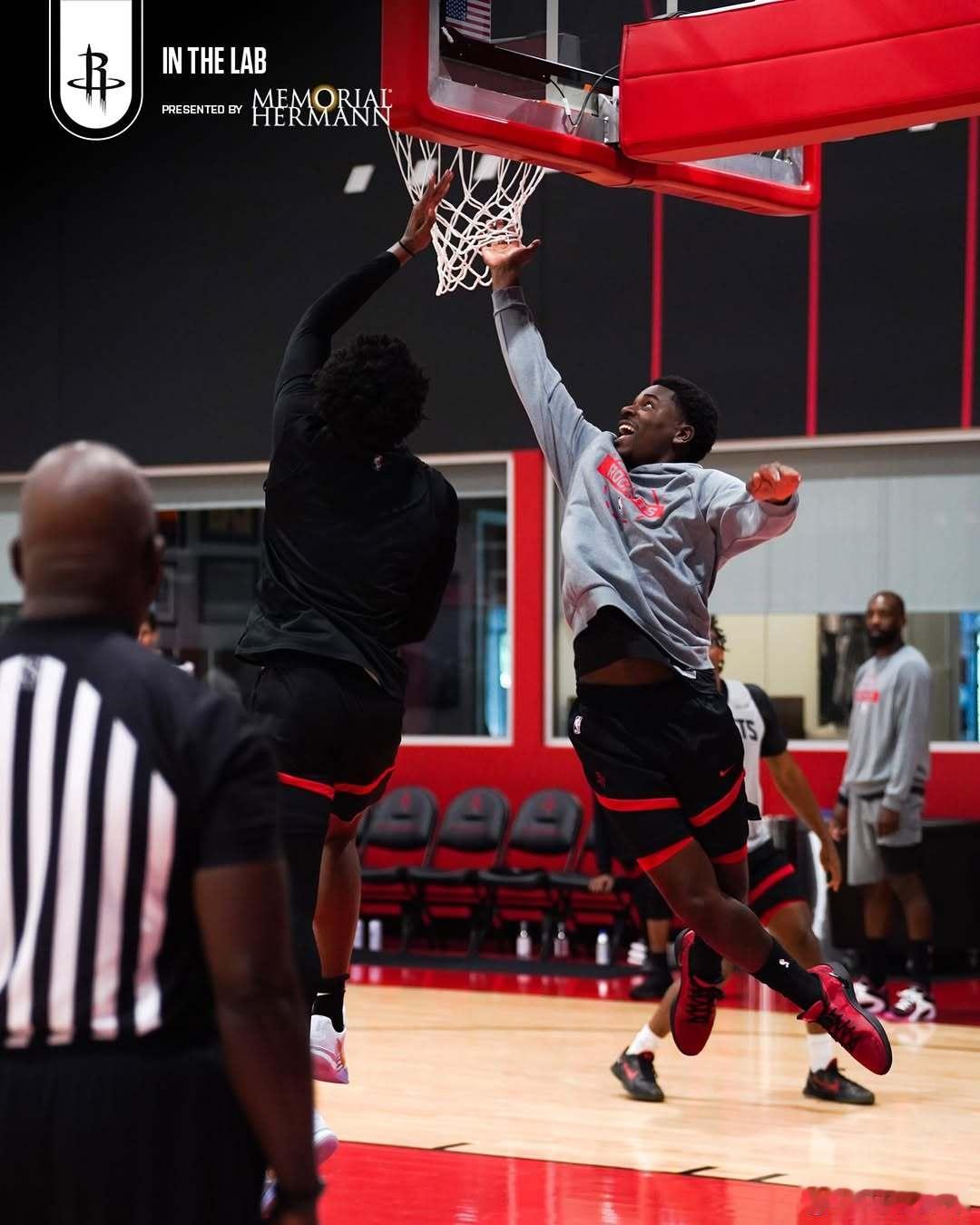 休息两天之后恢复训练，申京回来了