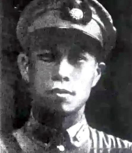 1939年12月，桂南大地战火燎原，全军仅剩下3架老旧战机和三名飞行员。即便身处