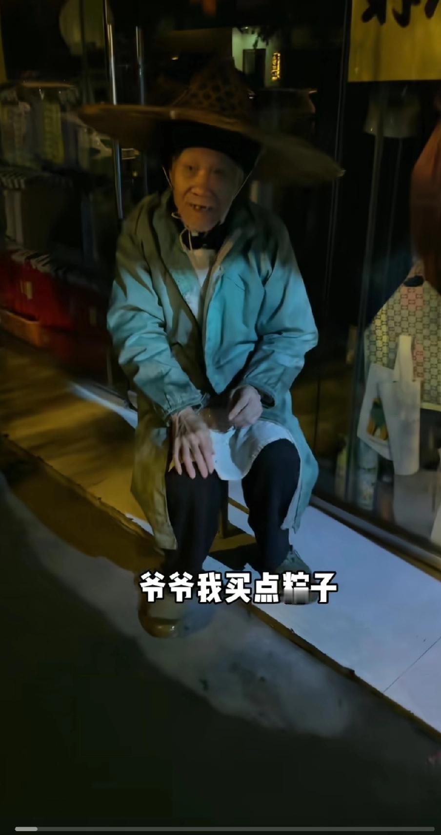 四川乐山老大爷是个狠人，多少年卖粽子，五毛一个。刚开始每个粽子卖两毛，2009年