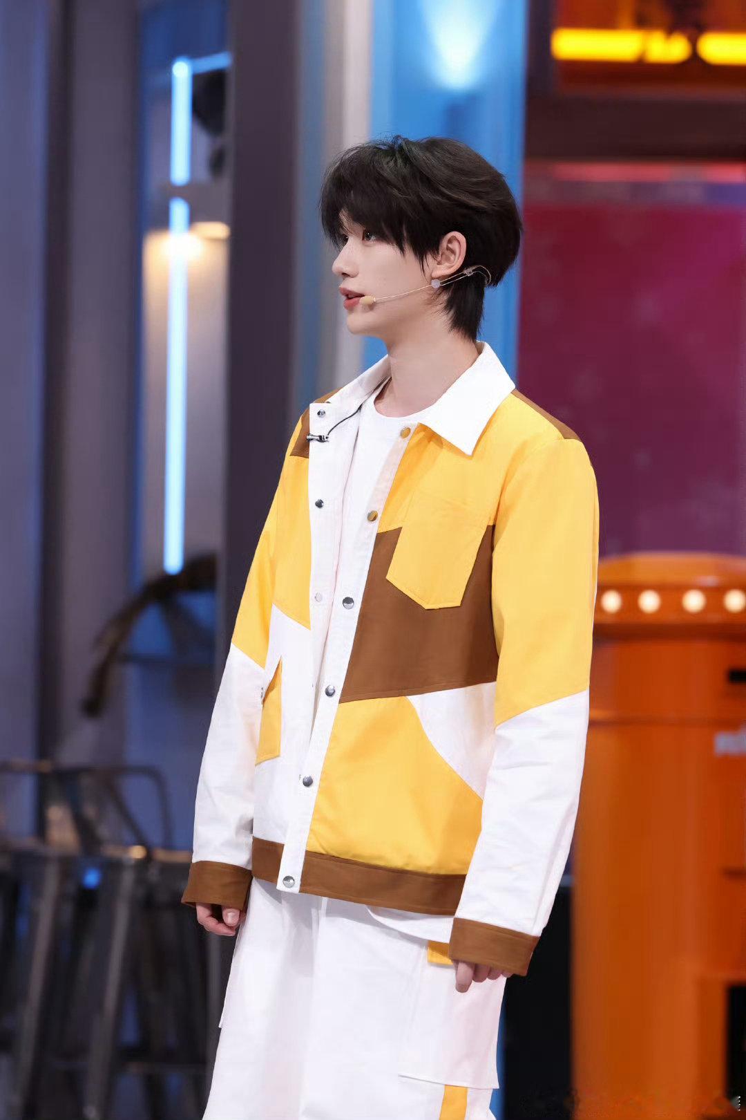 魔法巧克力工厂开业啦！丁程鑫白西装帅炸，好六见～ 