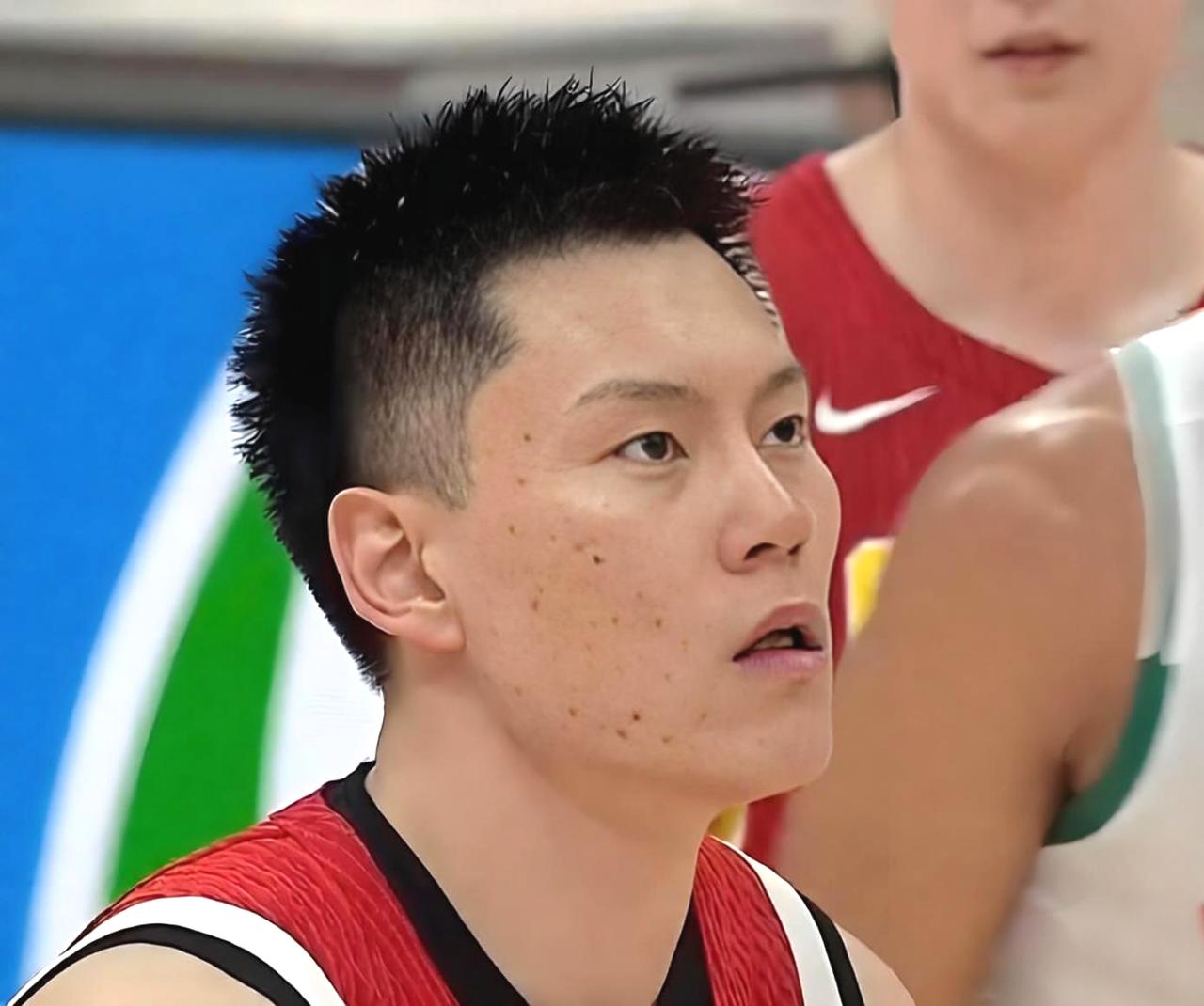 世预赛中国男篮89：87胜黎巴嫩，比赛过程中有两个“小欣喜”。
首先是杨翰森的对