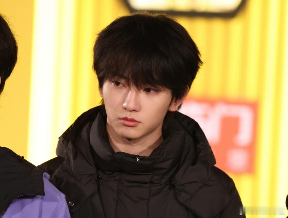 穆祉丞 周五晚高疯发布会周五晚高疯这个歪头杀我可以看一百遍！穆祉丞的可爱已经超标