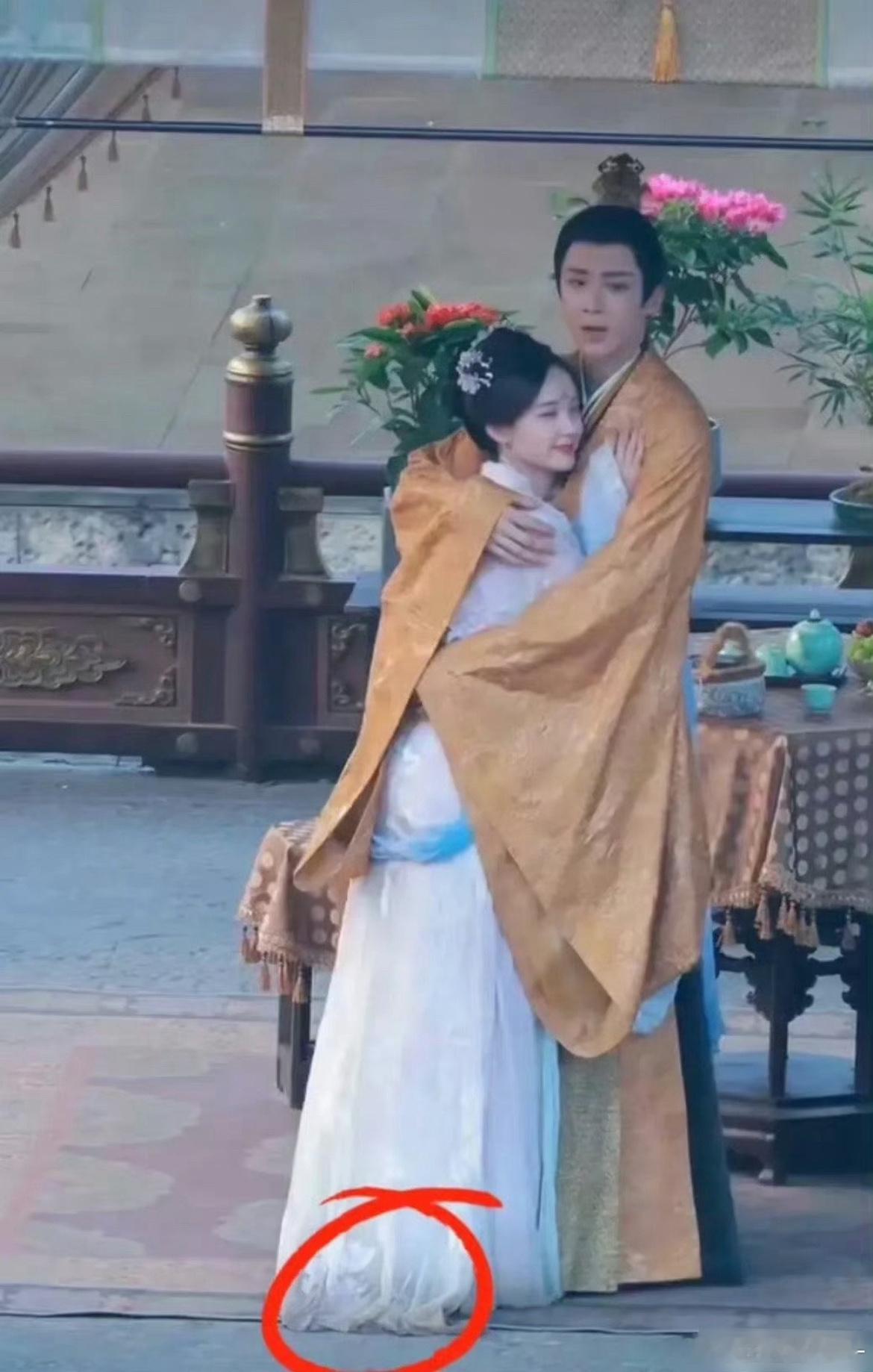 李一桐的裙摆 都脏成这样了 ​​​