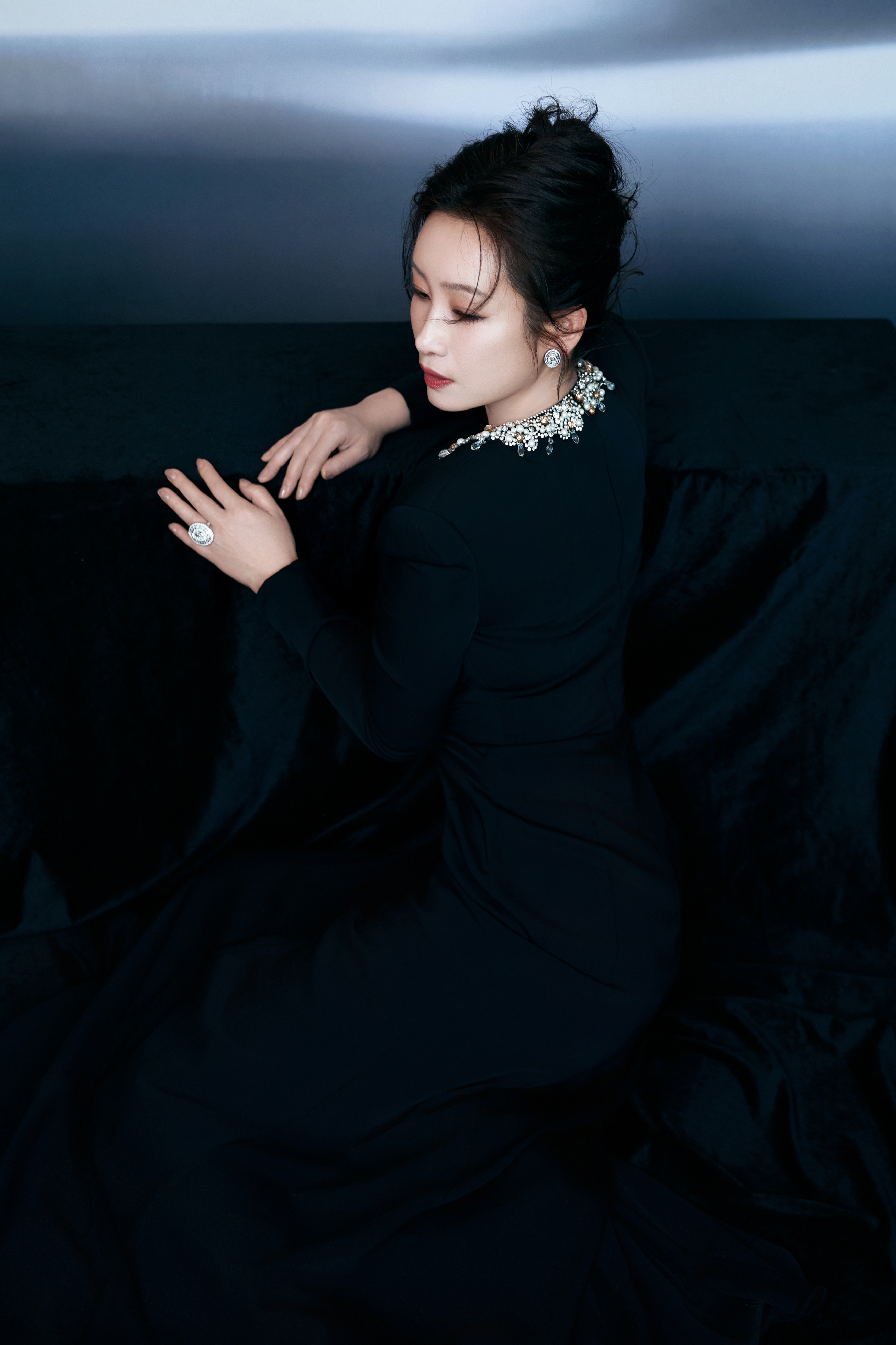 秦海璐走了两次红毯秦海璐跟着《五个失踪的少年》《生万物》两个剧组走了两次红毯，作