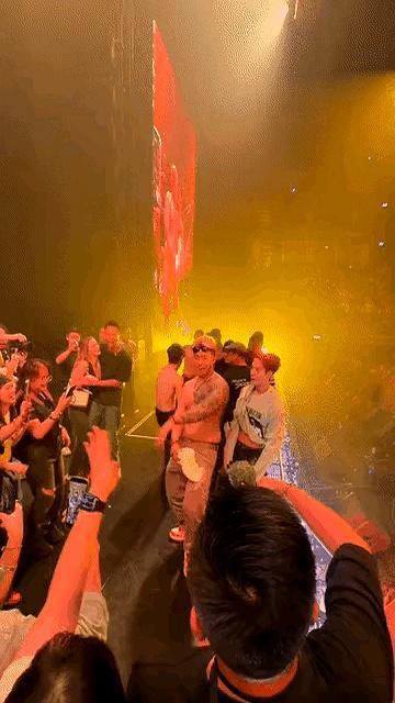 半裸壮汉猛扑上台，一口强吻死死啃在王嘉尔脸上。这位顶流男星瞳孔骤缩，扯起衣摆死死