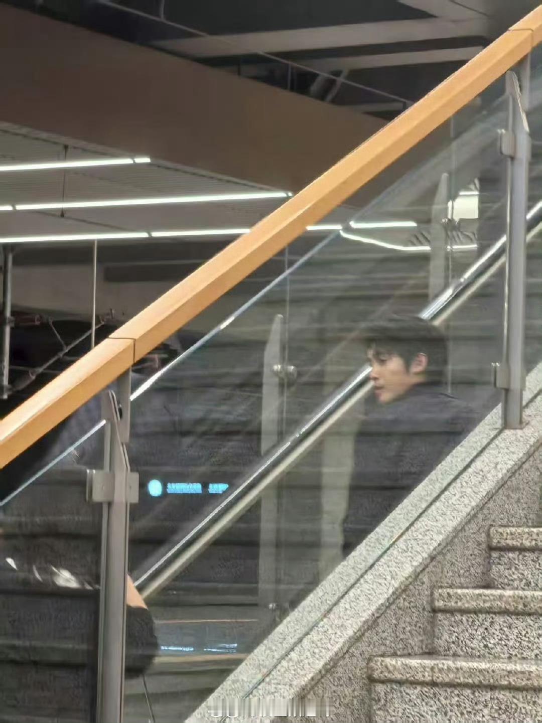 网友在沈阳高铁偶遇于适，芥末帅[流鼻血] ​​​