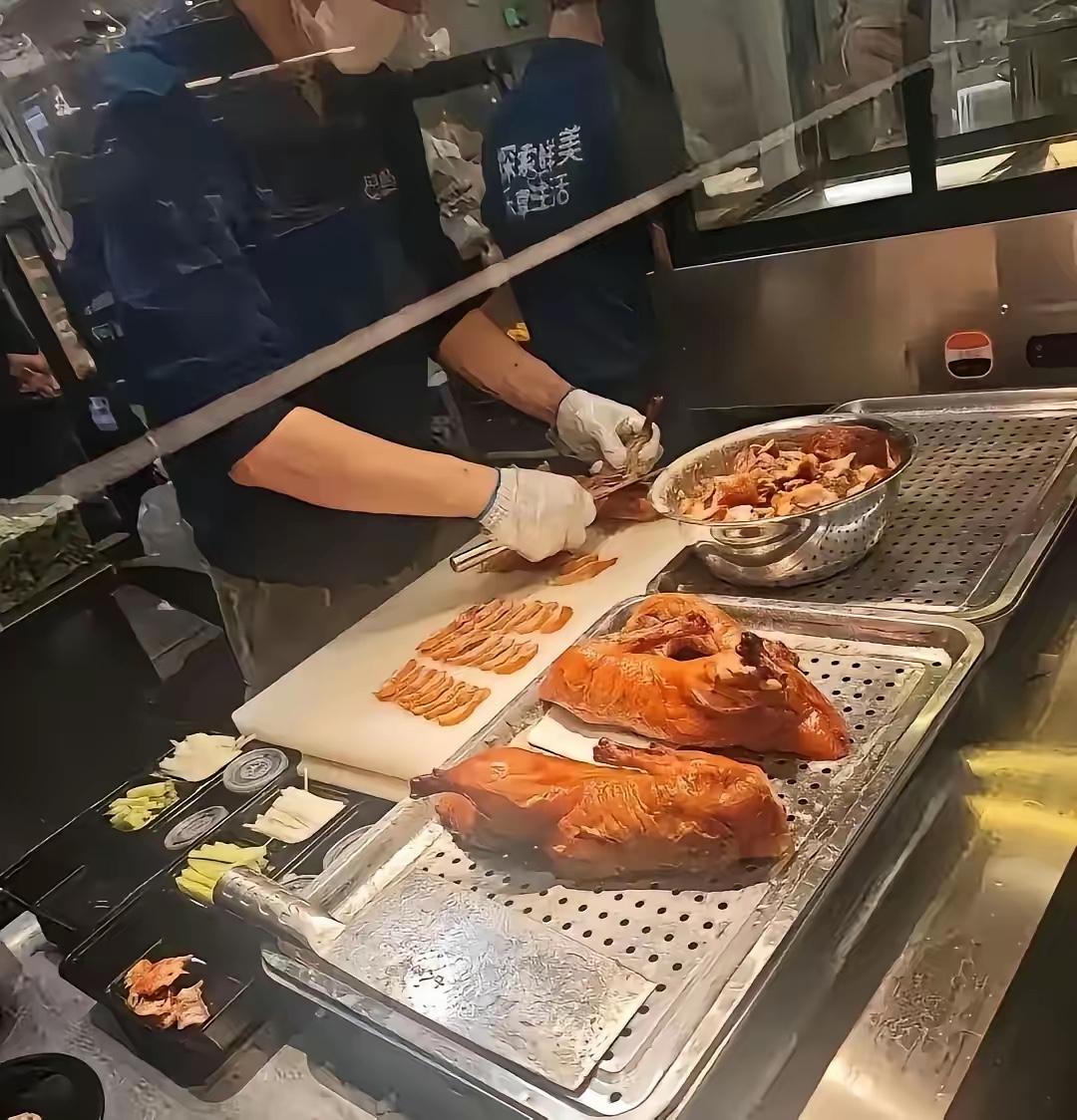 一男孩到杭州打工，借住在姑妈家，发工资后，他微信转了1500元给姑妈，姑妈收下钱