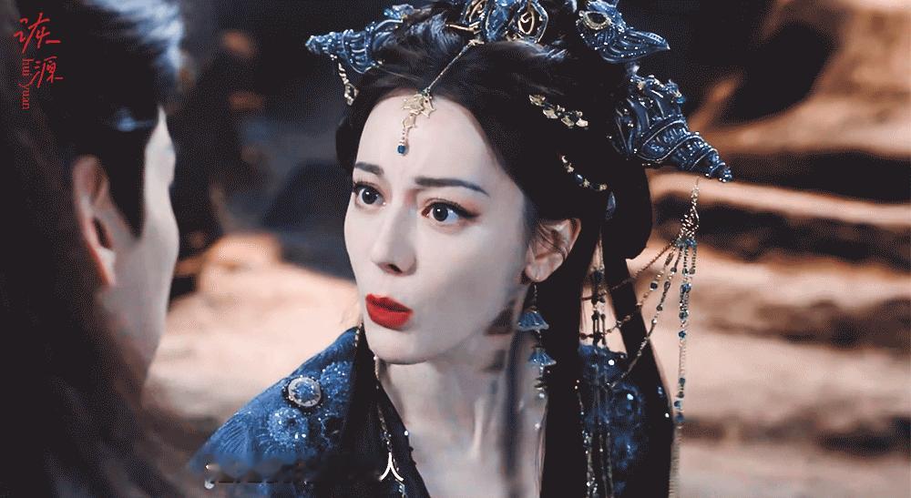 迪丽热巴 《白日提灯》贺思慕 / 动图▷EP20-06 牛角包+墨绿-和男二吵架