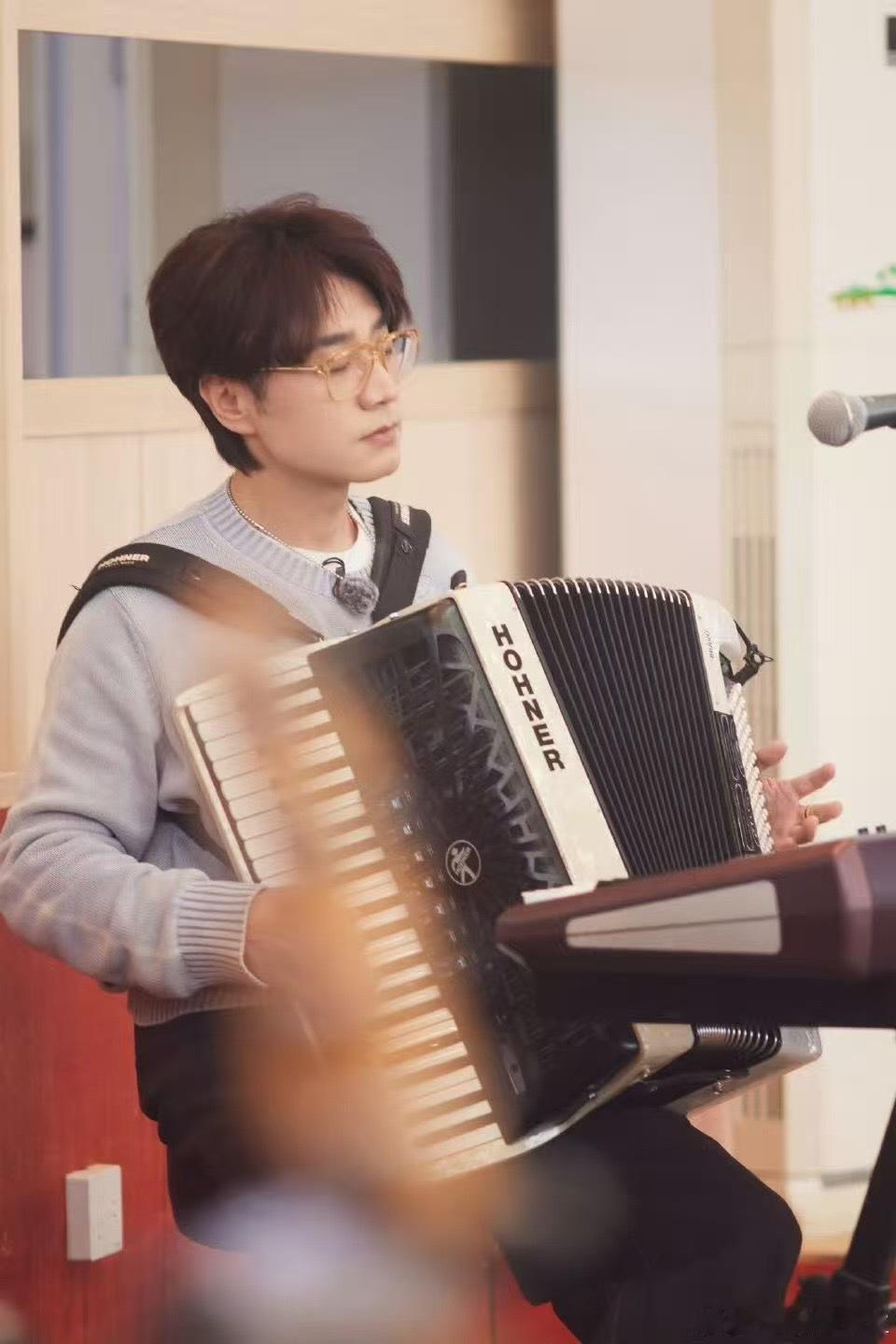 王铮亮音乐小课堂开课了王铮亮 在线求一个成年人旁听名额！亮哥把乐理讲得生动又好懂