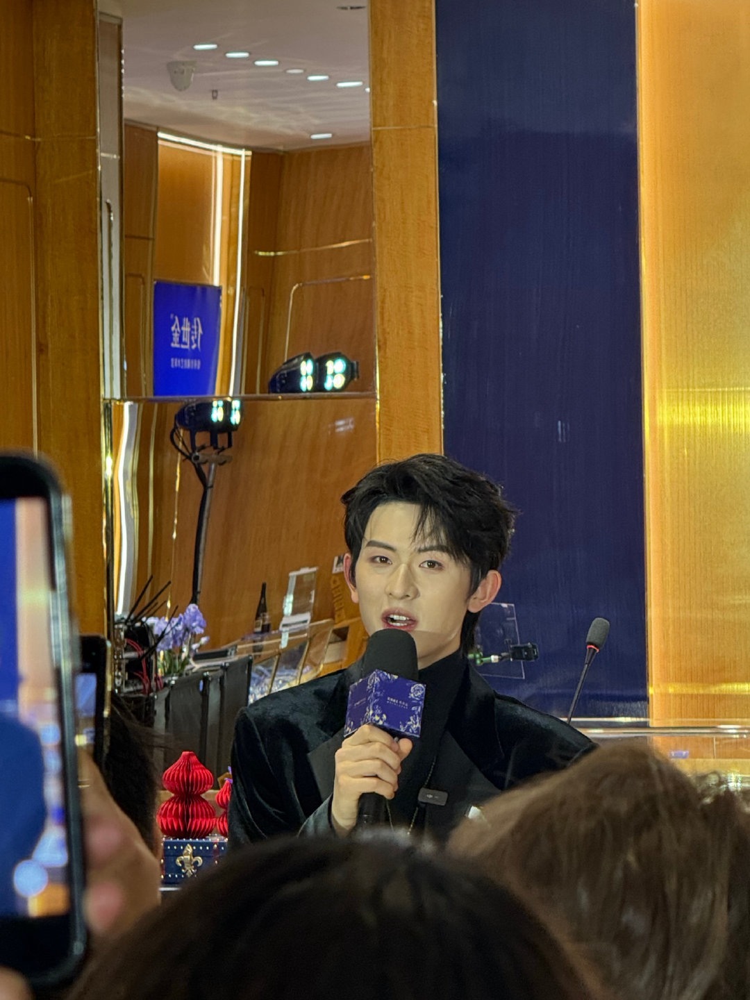 许凯、田嘉瑞、陈添祥今日活动生图，状态如何？ 许凯全白look