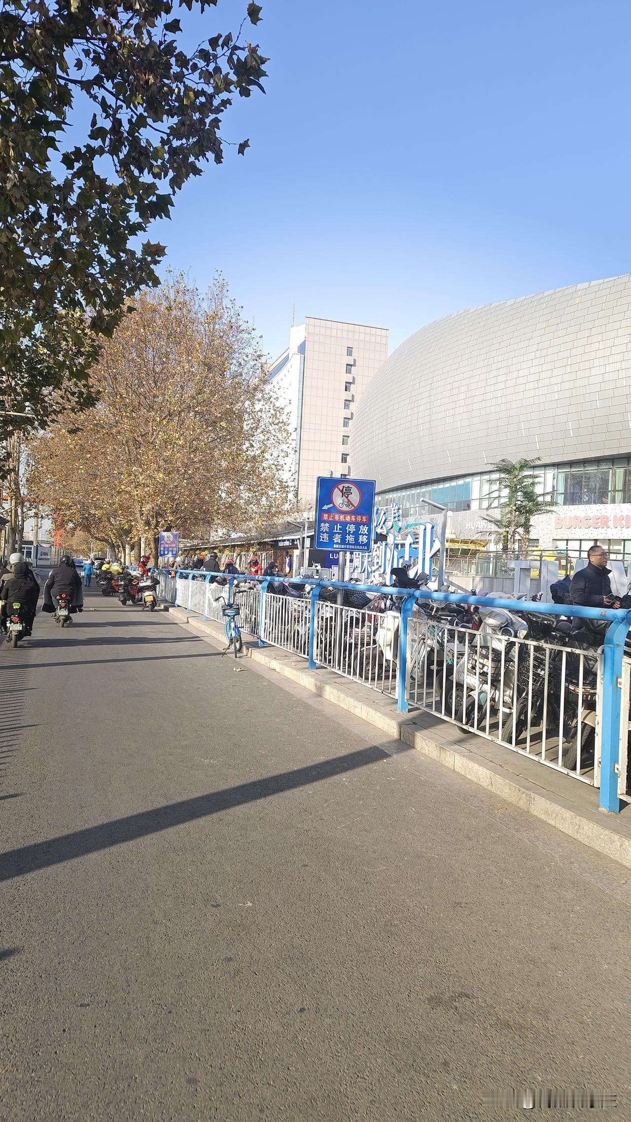 石家庄人，出门就喜欢骑电瓶车？
错，主要是公交车，地铁，不方便！
我的上海同事，