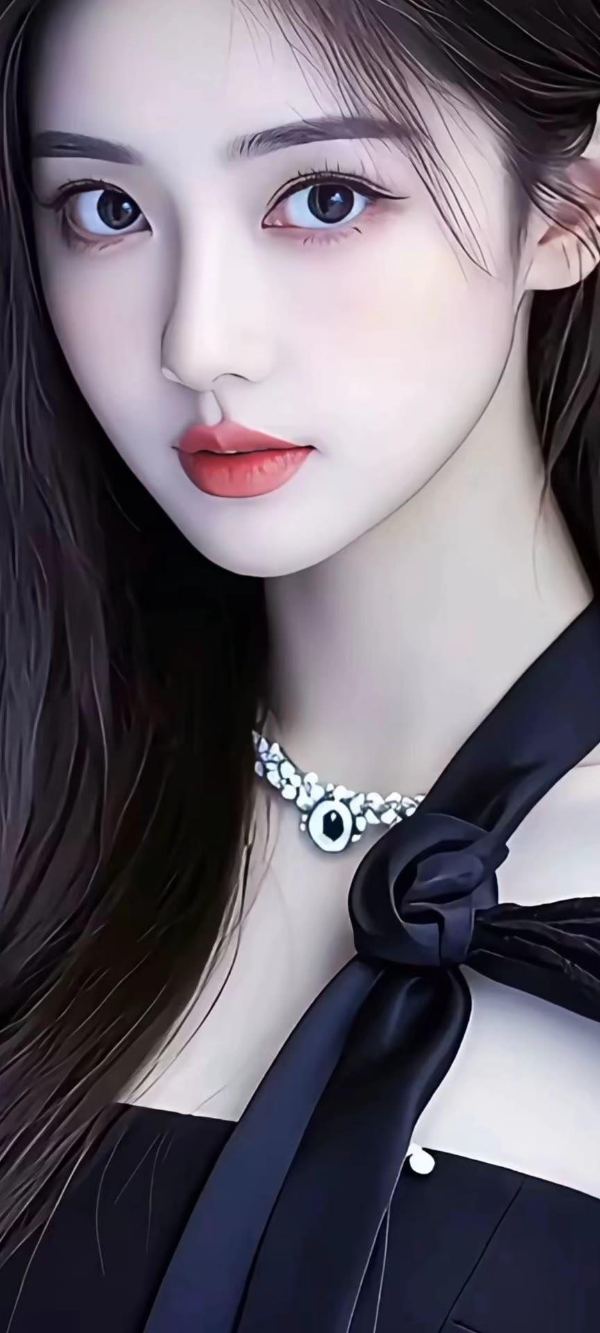 优雅黑丝绒连衣裙，闪耀的珍珠项链，精致的妆容，尽显高贵气质。