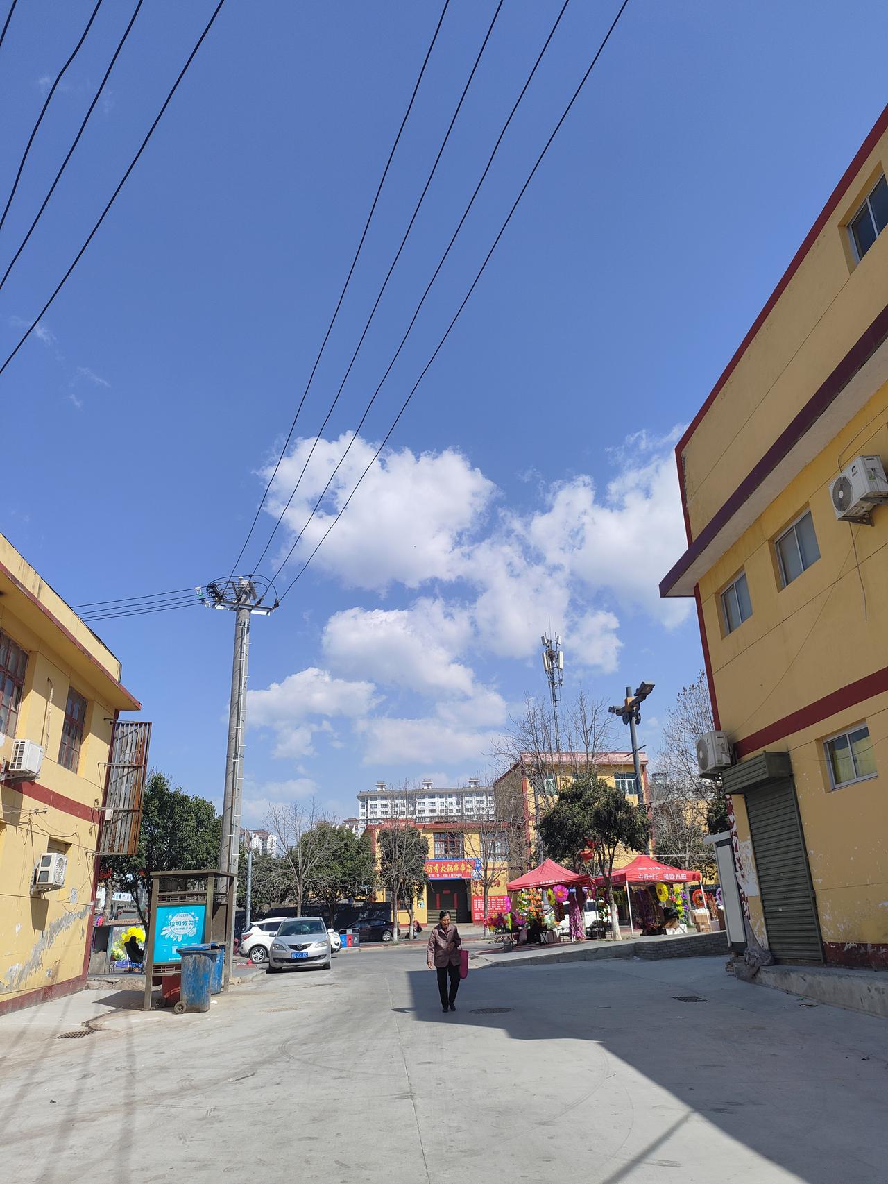 可以分享一张你拍的天空美照吗晴空万里，街巷烟火，寻常日子里，藏着最踏实的安稳。