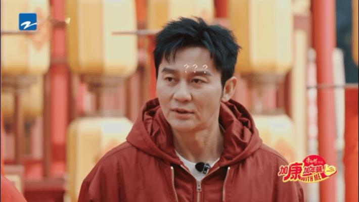 李晨遇到难回答的问题又不说话游戏环节导演说持绣球登梅花桩，他当场空耳懵圈“登上什