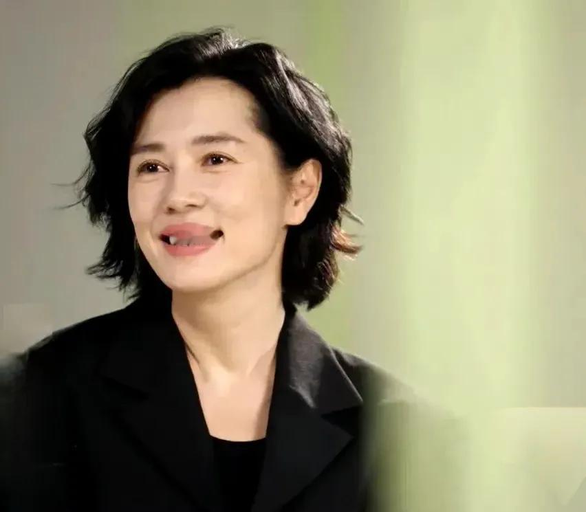 余男真实的样子，是不是很美？《藏海传》里她饰演冬夏女王，嘴巴看着特别凸显，嘴唇非